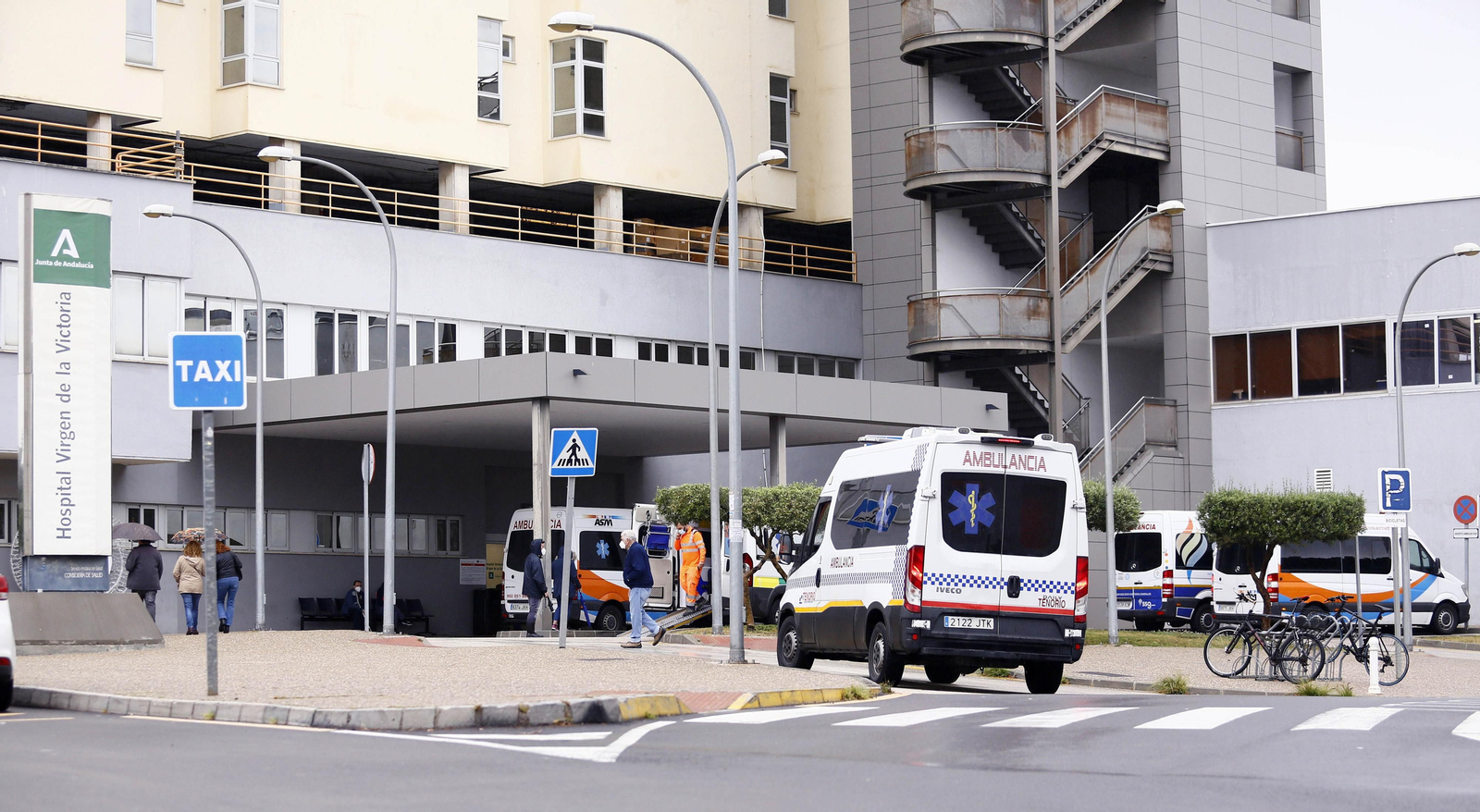 Una ambulancia, a las puertas del Hospital Clínico de Málaga. Una ambulancia, a las puertas del Hospital Clínico de Málaga.