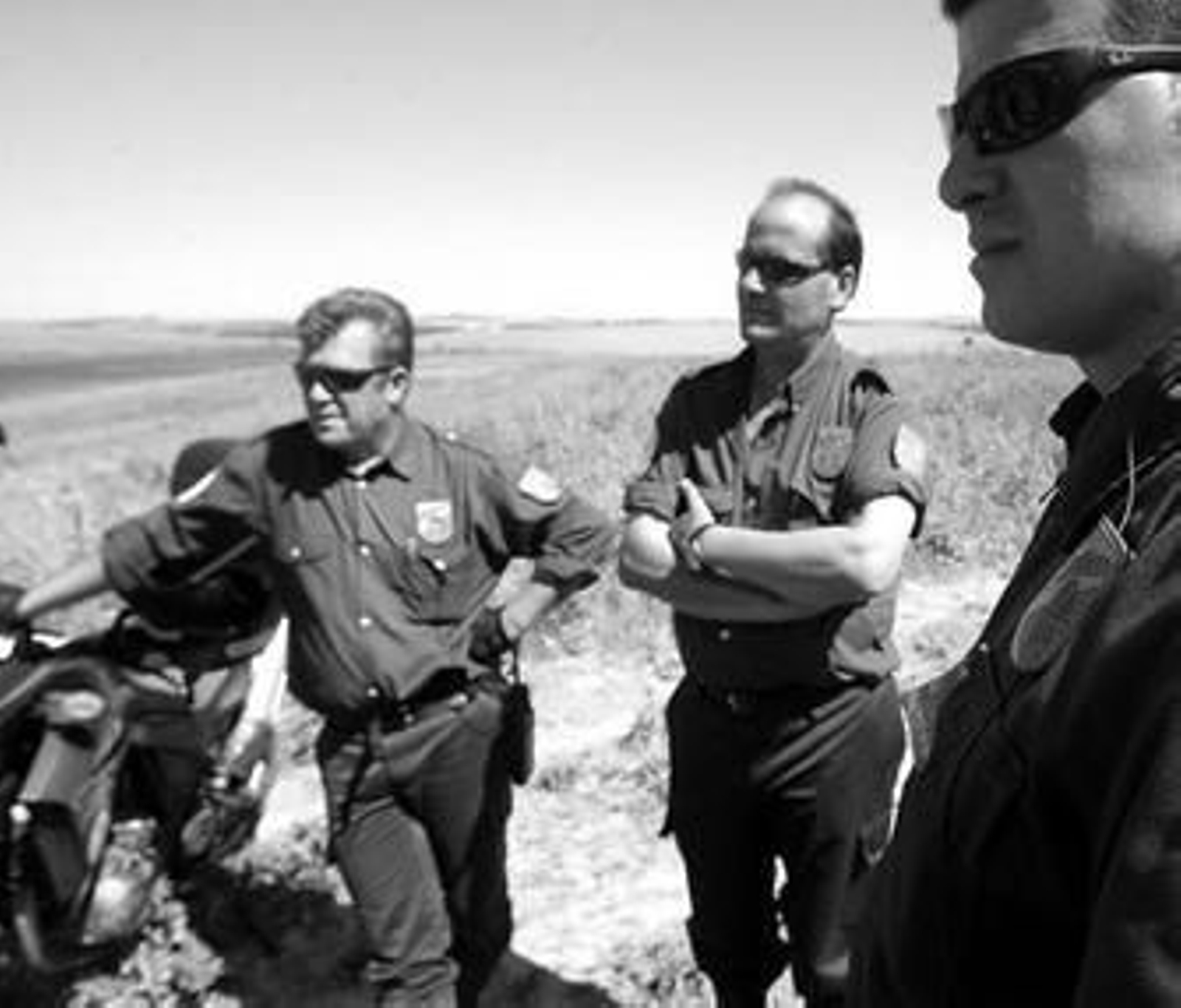 Empleados de Agasa antes de iniciar su jornada, junto a sus motos.