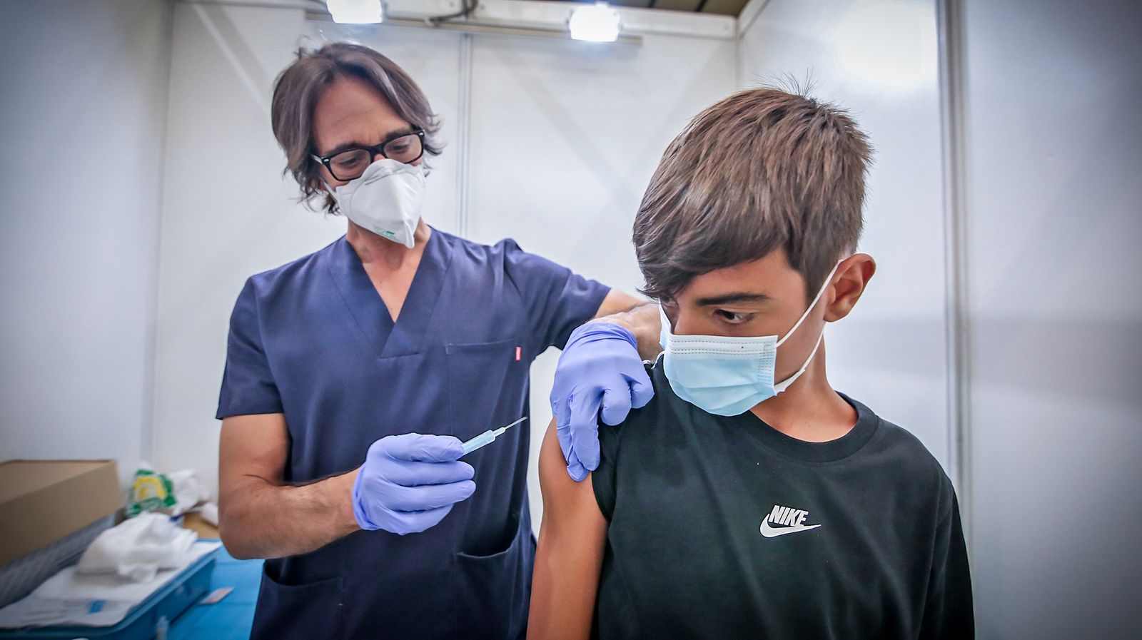 Jóvenes y menores se vacunan en el 'Veguita'