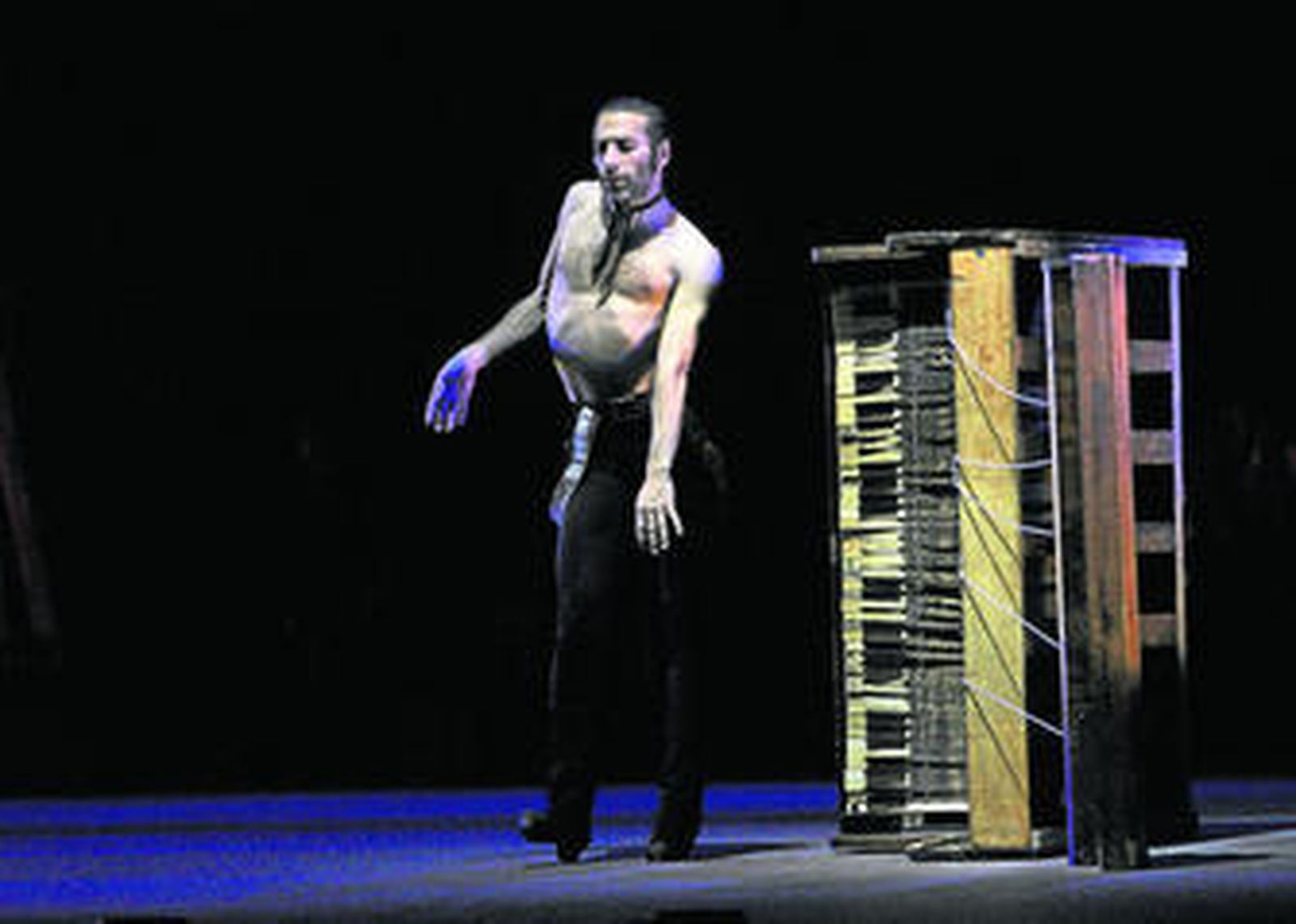 Israel Galván volvió a bailar el horror anoche en el Teatro de la Maestranza.