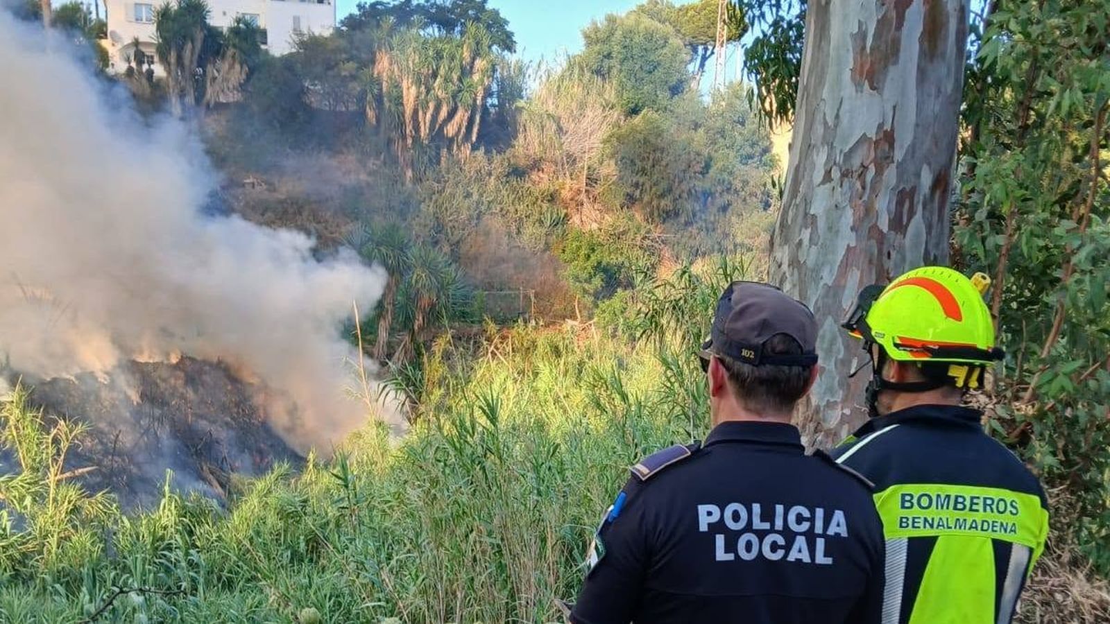 Controlado un incendio de vegetación en una zona urbana de Benalmádena ...