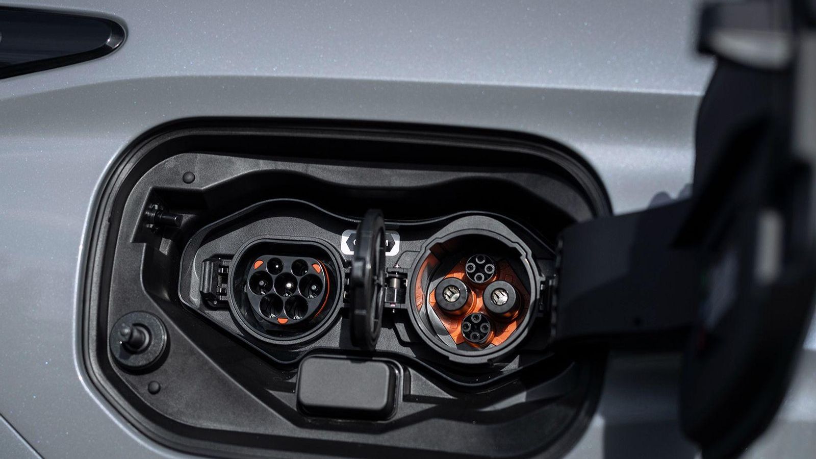 El empleo de un conector de tipo CHAdeMO para la carga con corriente continua es toda una excentricidad hoy en día y en Europa.