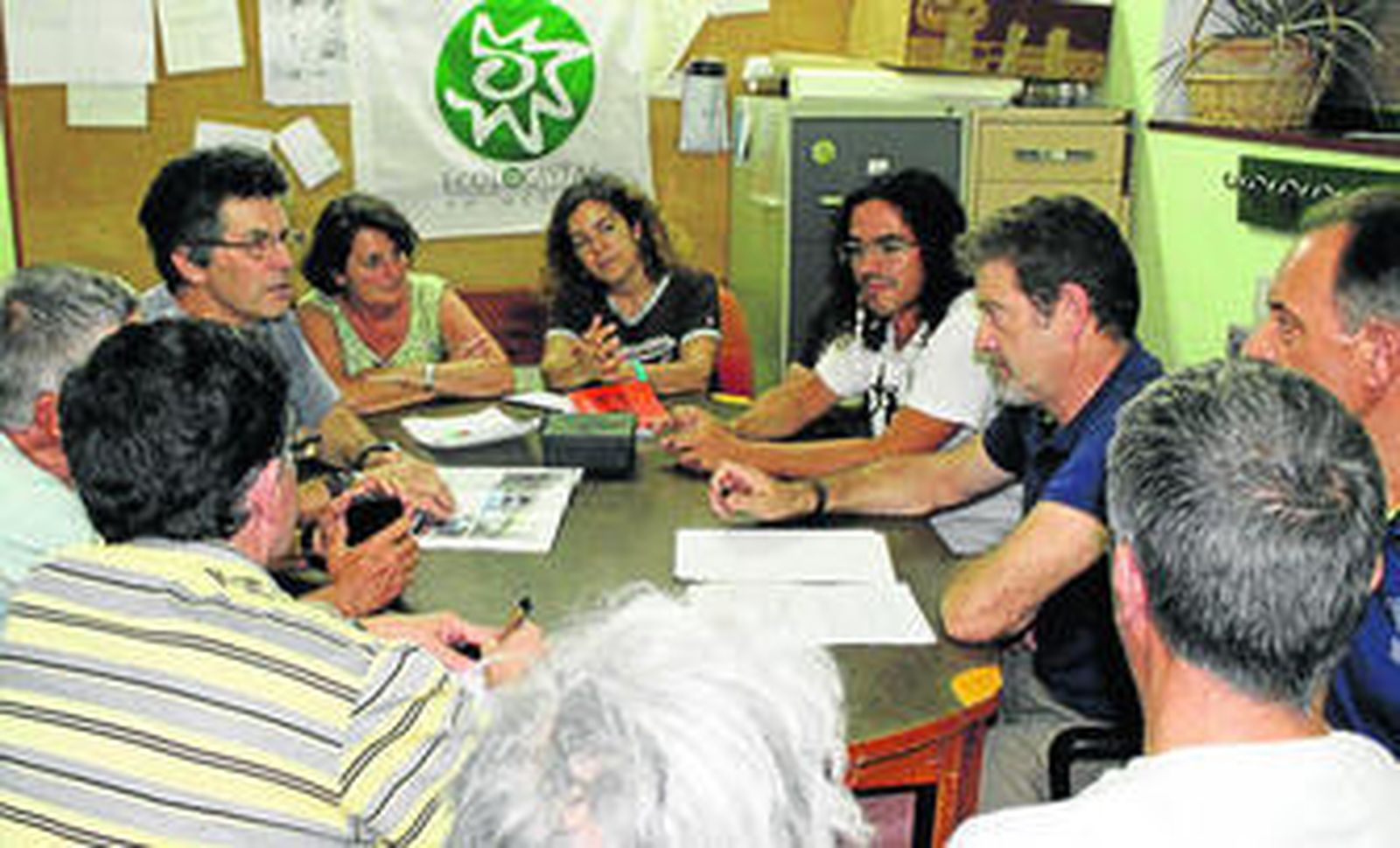 Un instante de una de las asambleas semanales que se realizan en el interior de la sede de la ONG.