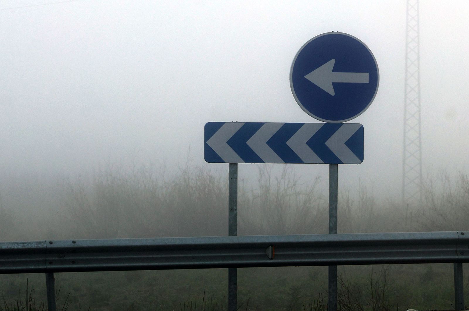 Imágenes de la densa niebla con la que han amanecido varios municipios de Huelva