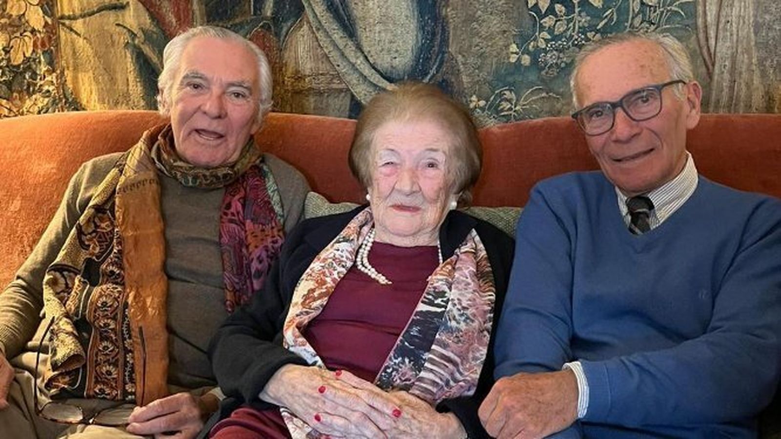 Eduarda Hidalgo, con sus dos hijos mayores Carlos y Tomás Delgado, durante la celebración de su 100 cumpleaños.