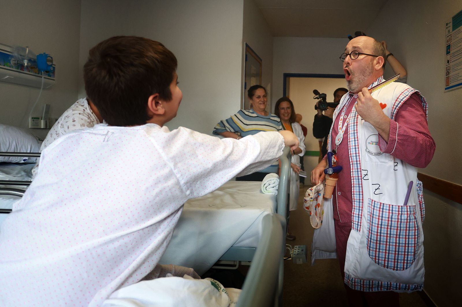 Los menores de Pediatría del Hospital Juan Ramón Jiménez reciben a los Doctores Sonrisa de la Fundación nacional Theodora, en imágenes