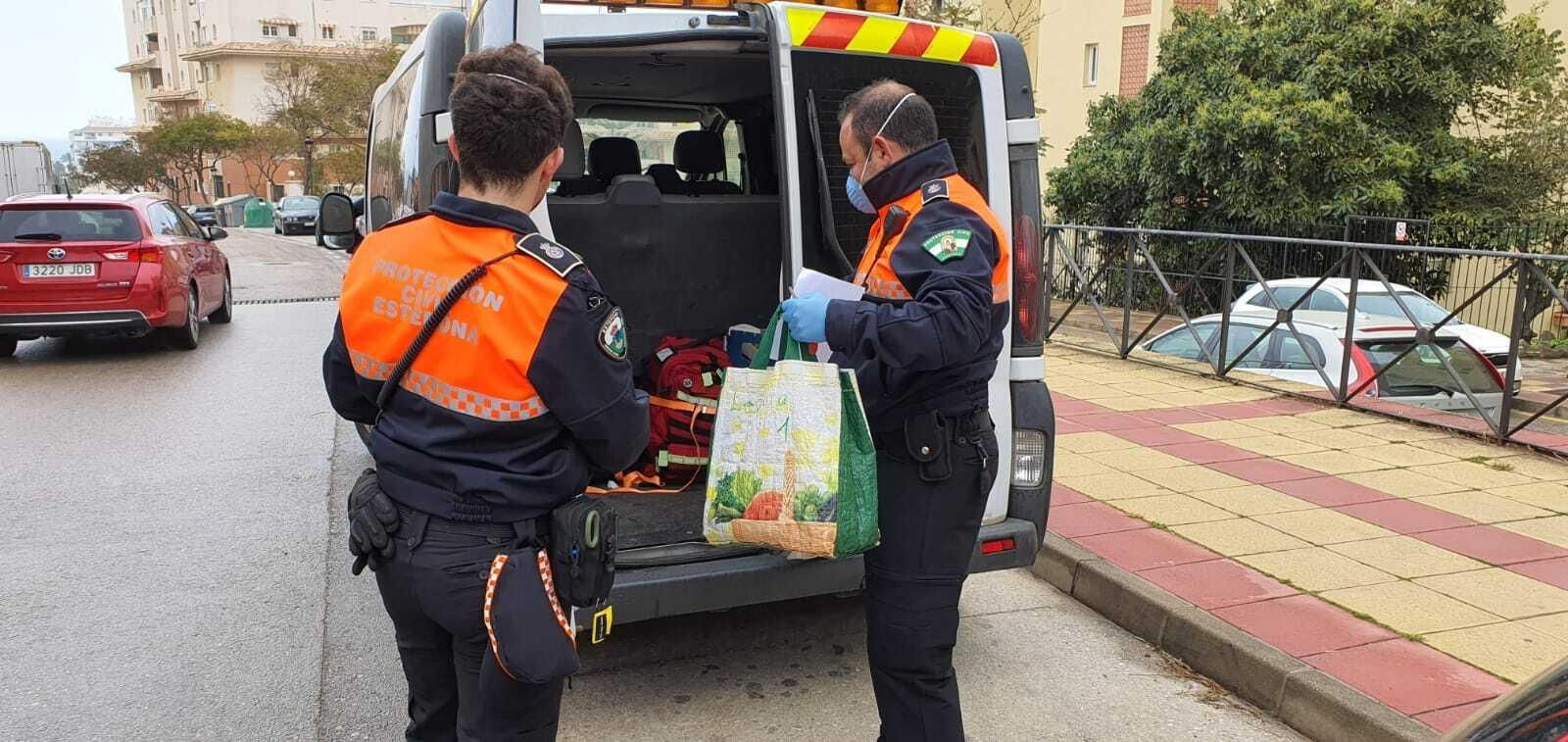 Operarios de Estepona reparten comida a personas mayores.