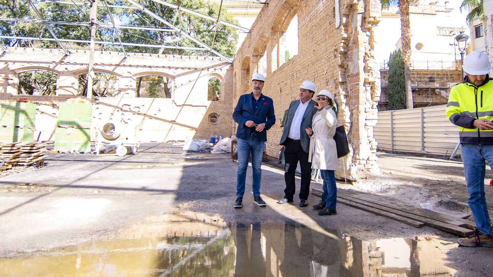 El alcalde de Huelva, Gabriel Cruz, durante la visita a las obras de Santa Fe.