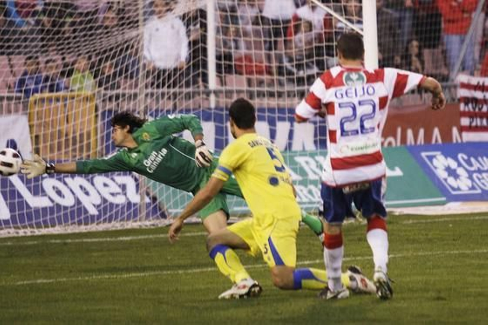 El Granada gana en casa a Las Palmas pese a jugar con diez toda la segunda parte. / Miguel Rodríguez