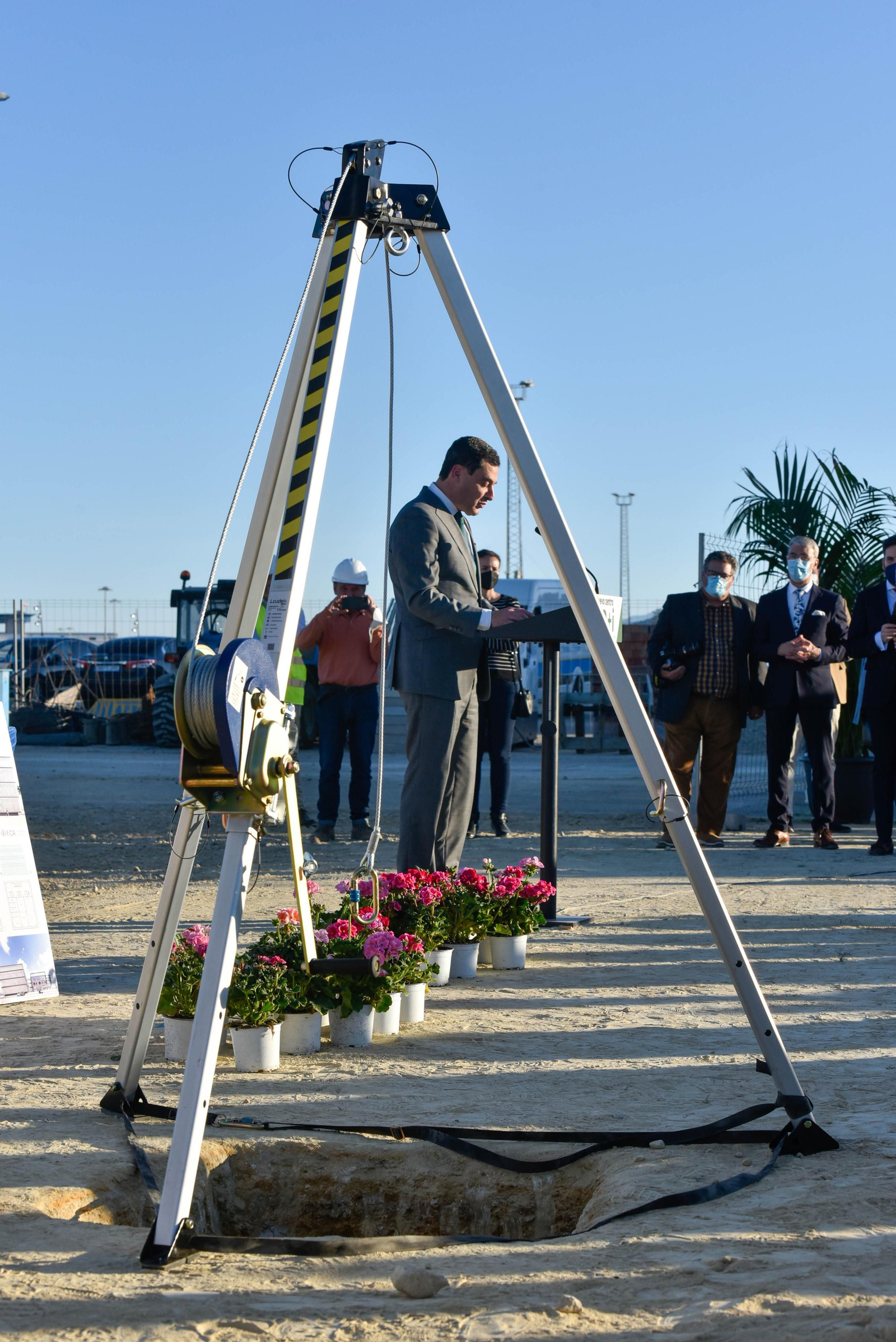 Juanma Moreno pronuncia su discurso junto al nuevo edificio en construcción.