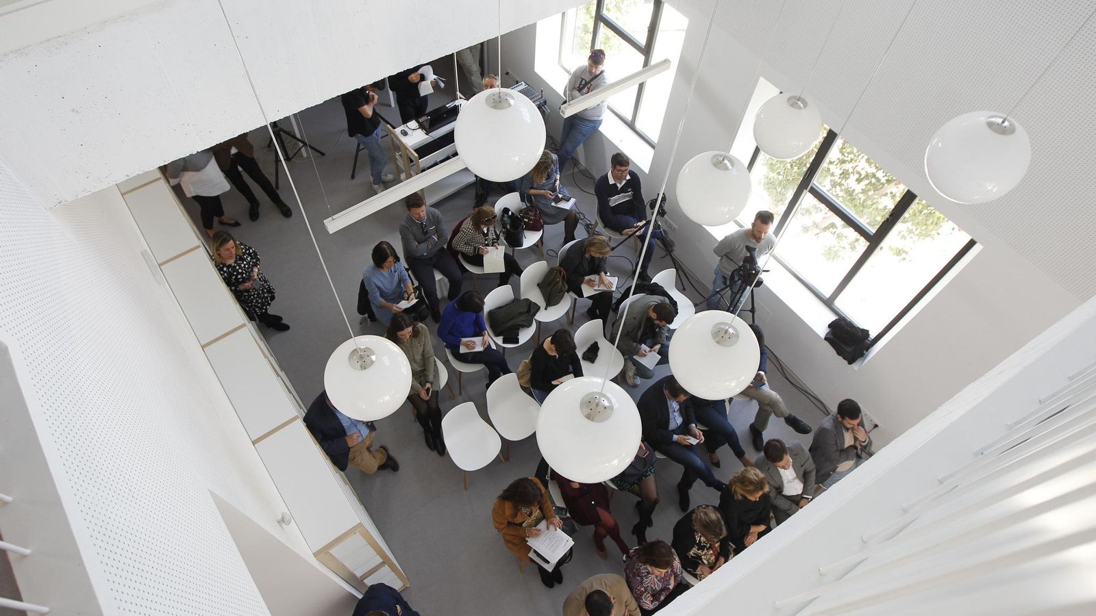 La rueda de prensa ha sido ofrecida en la nueva Biblioteca, uno de los proyectos estrella del PP