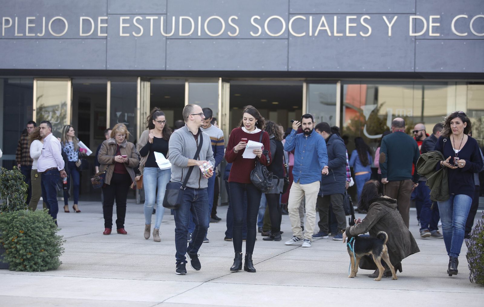 Algunos de los opositores que ayer hicieron su examen en Málaga.