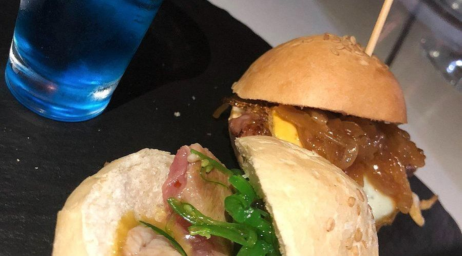 Bollitos de sésamo rellenos: una de las tapas más comunes de este local linarense. Bollitos de sésamo rellenos: una de las tapas más comunes de este local linarense.