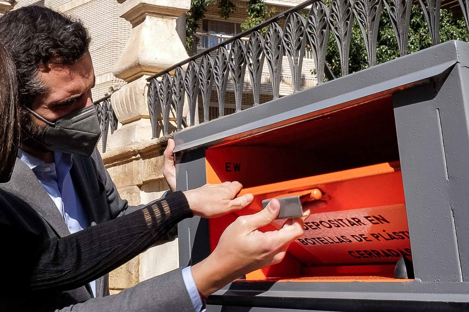 El alcalde en el estreno de los contenedores de aceite