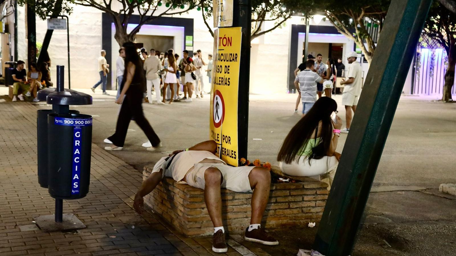 El ambiente fuera de las casetas de madrugada.