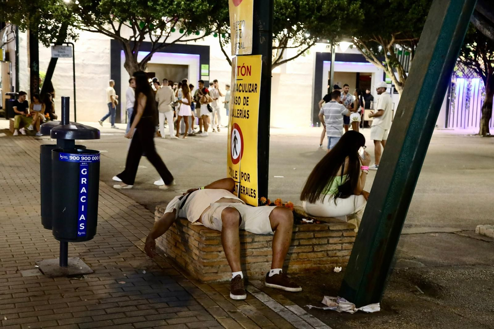 El ambiente fuera de las casetas de madrugada.