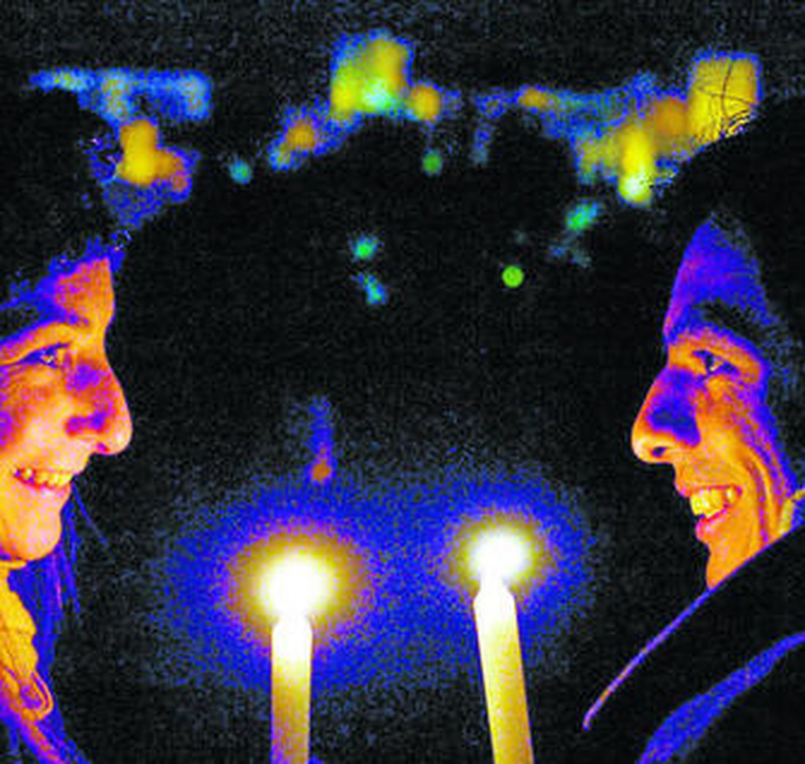 Dos turistas italianos con la Alhambra al fondo cumplen con La Hora del Planeta del pasado año.