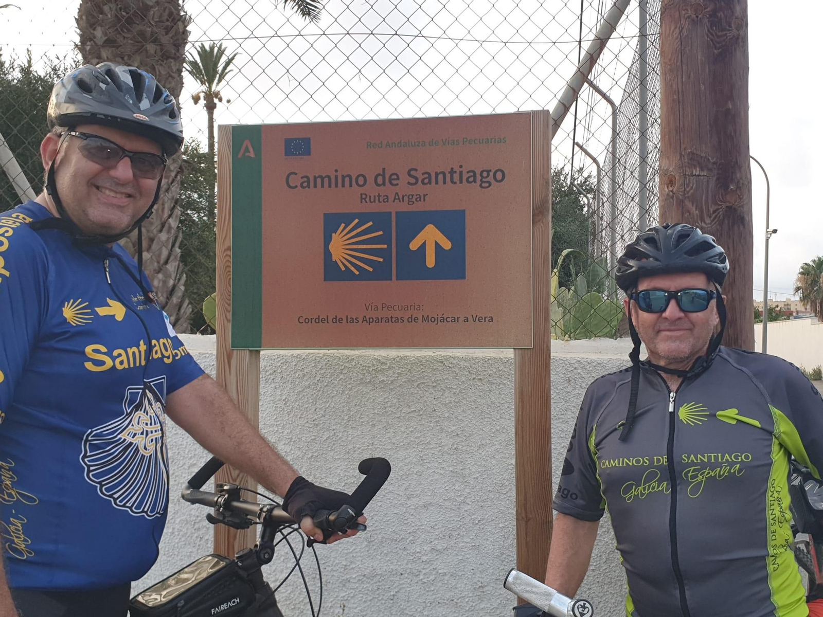 Ricardo y José, ante una de las señalizaciones de la Ruta del Argar del Camino de Santiago a su paso por Vera.