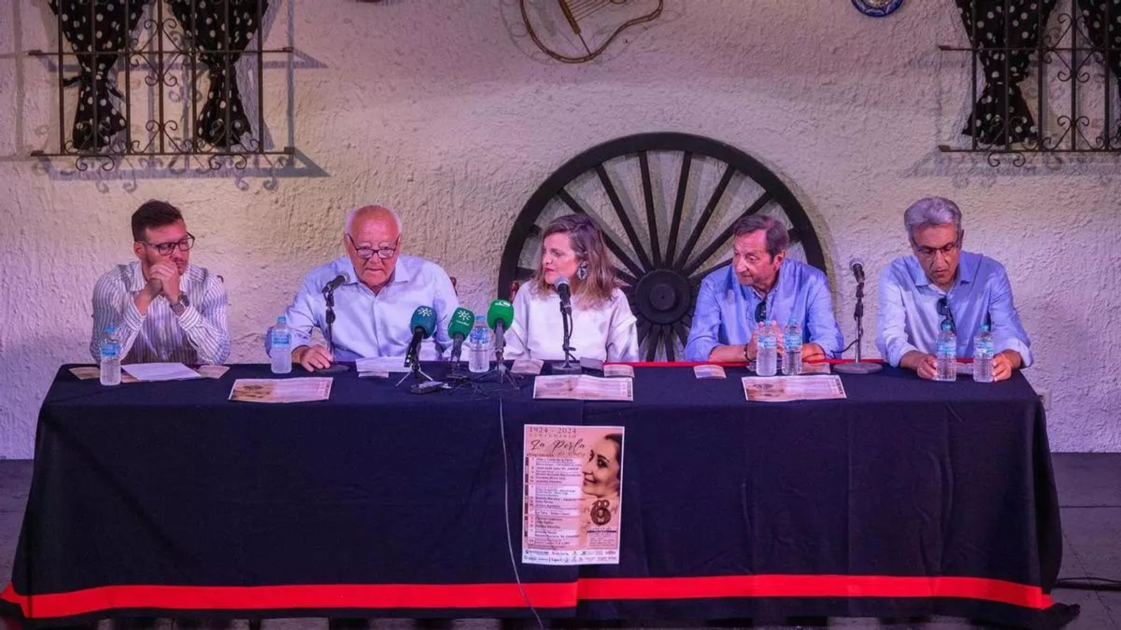 Naim Real, Paco Real, Maite González, Curro y Pepe Torres, en la peña de La Perla en la presentación del centenario de la artista. Naim Real, Paco Real, Maite González, Curro y Pepe Torres, en la peña de La Perla en la presentación del centenario de la artista.