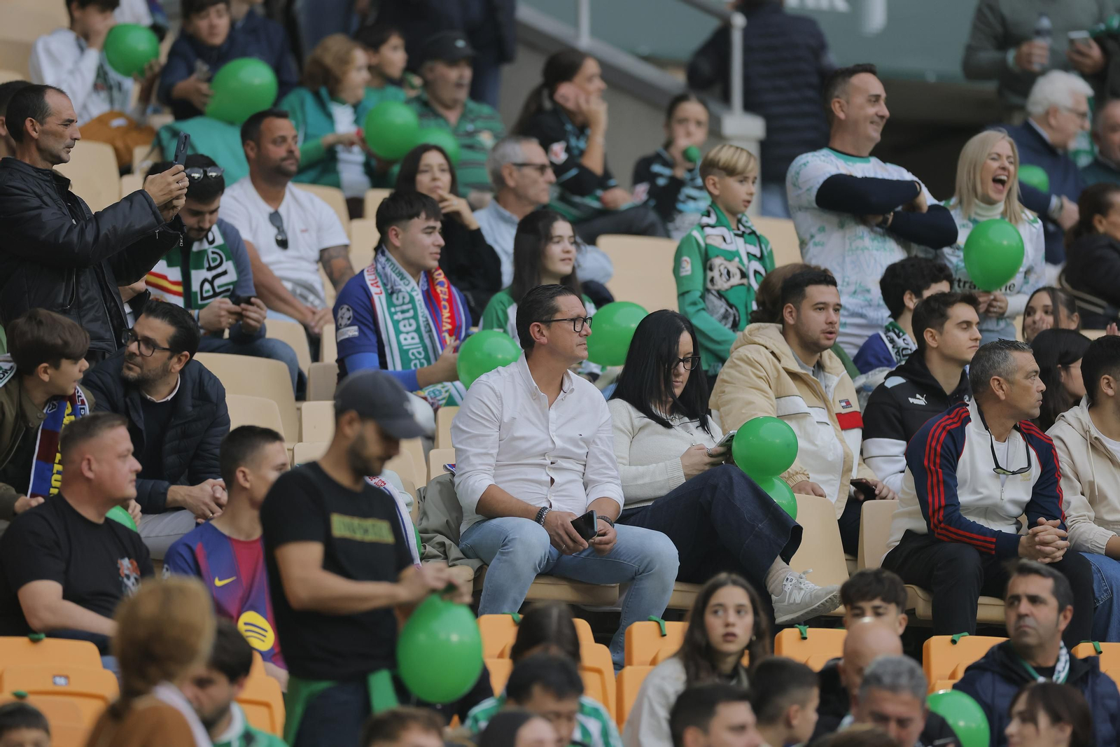 Búscate en las fotos del Betis - Barcelona