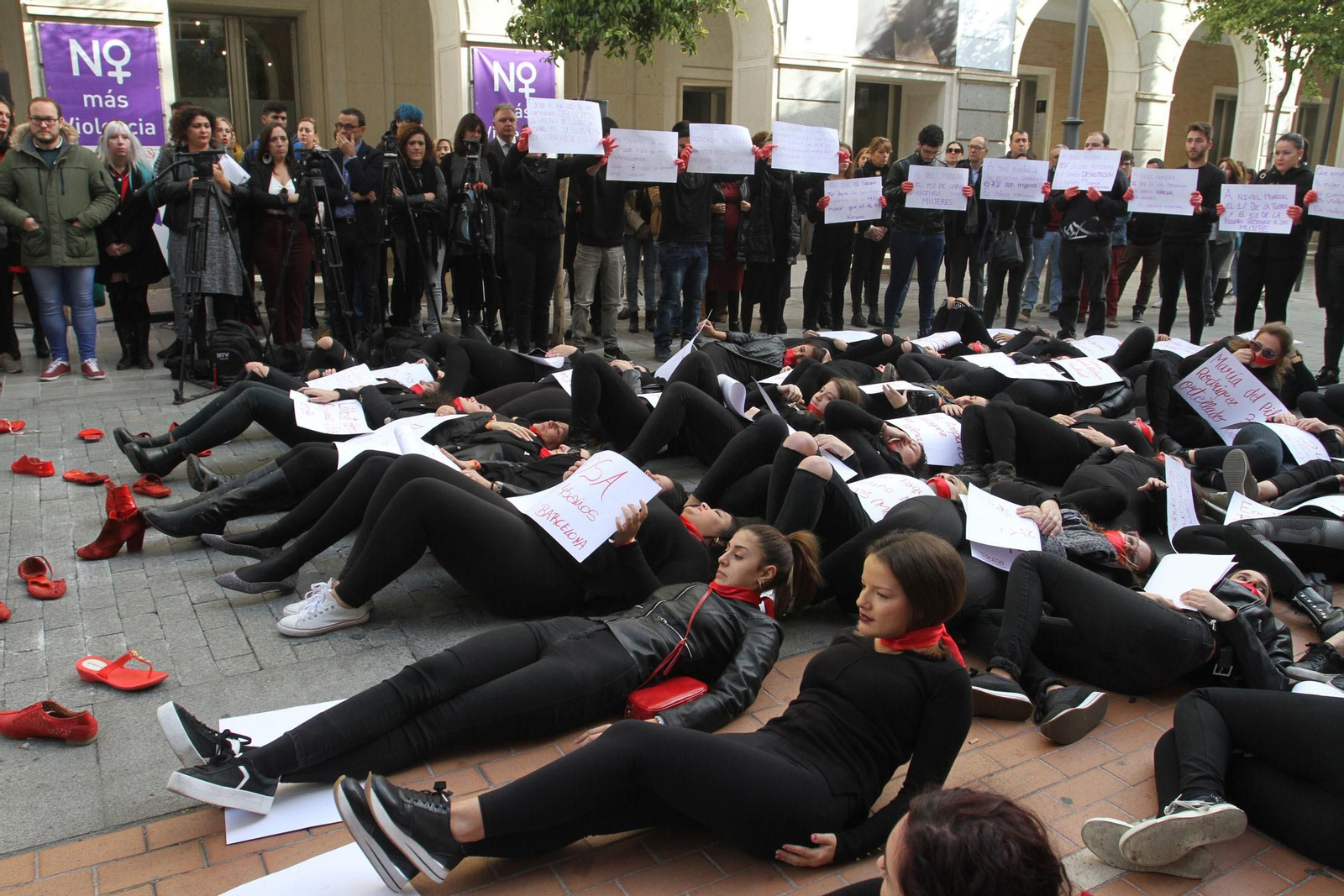 Lectura de manifiesto de violencia contra la mujer