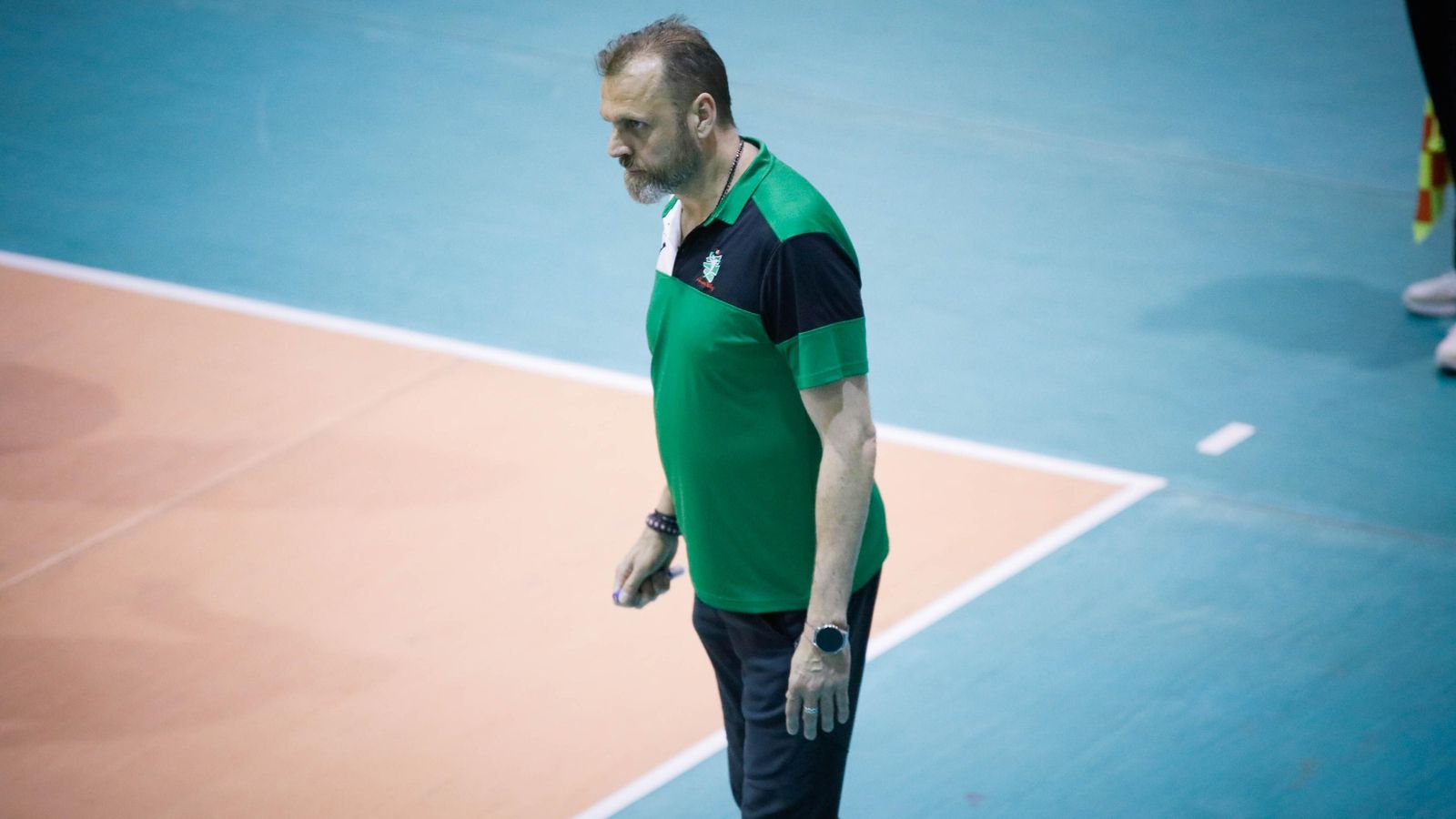 Charly Carreño observa desde la banda el juego de los ahorradores durante un partido de esta última temporada.