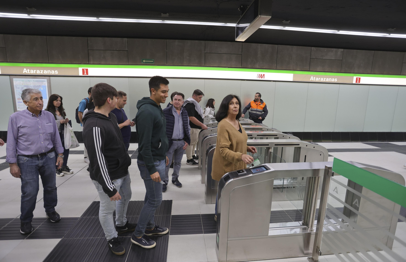 Usuarios pasando los tornos en el Metro de Atarazanas. Usuarios pasando los tornos en el Metro de Atarazanas.