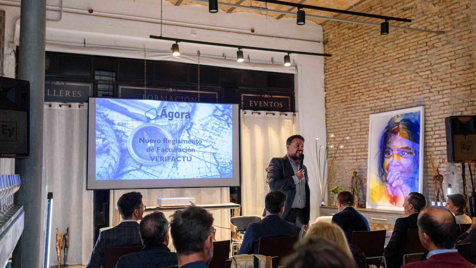 Héctor Iáñez durante su explicación del nuevo sistema fiscal Verifactu.