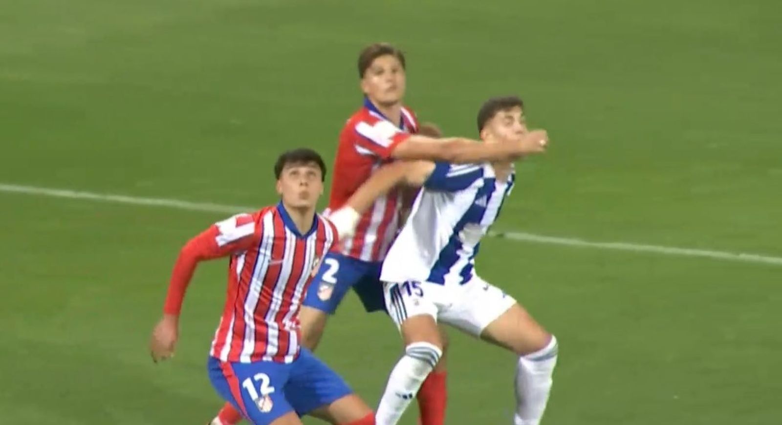 Martín Pascual da un manotazo a Sergi Armero.