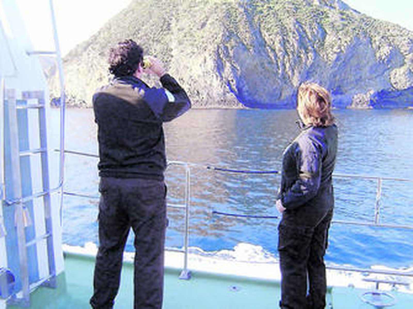 Dos Agentes de Medio Ambiente vigilan el litoral almeriense a bordo de la Punta Polacra.