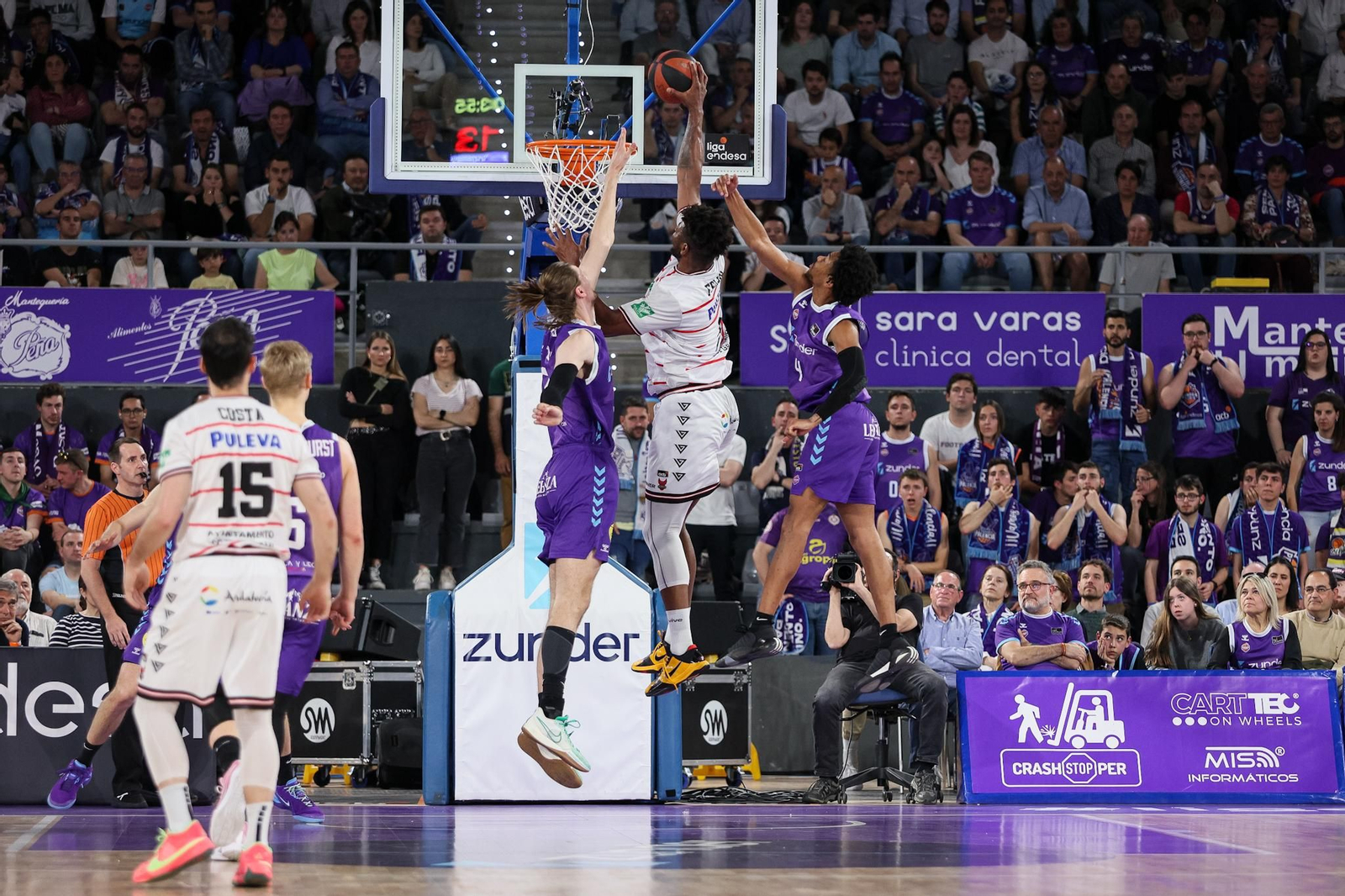 Cristiano Felicio se dispone a machacar el aro del Zunder Palencia.