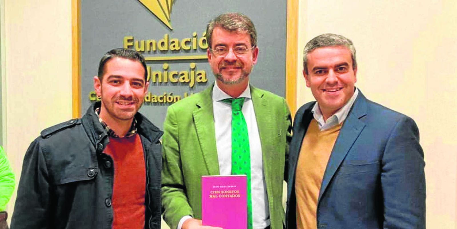 Juan Mera, autor de la obra ‘Cien sonetos mal contados’, con Jaime Flor y José Ortiz, durante la presentación del libro, en la Fundación Unicaja, en Cádiz.