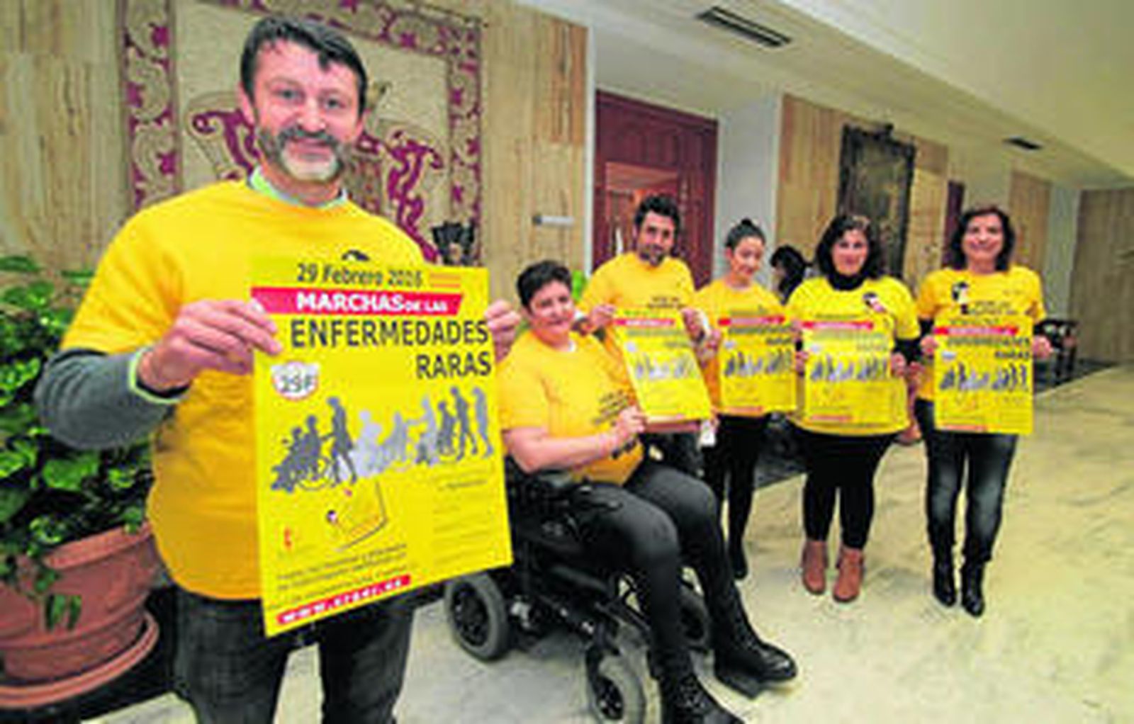 Representantes de asociaciones de enfermedades raras, junto a Rafael del Castillo, ayer, en la presentación.