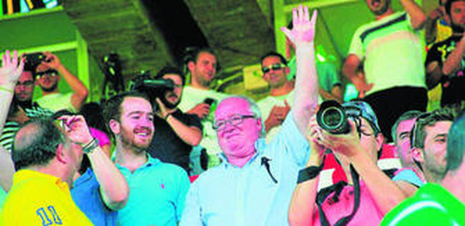 Carlos Medina, acompañado por su hijo Javier (i), levanta el brazo izquierdo para saludar a los aficionados que corearon su nombre en Cáceres.