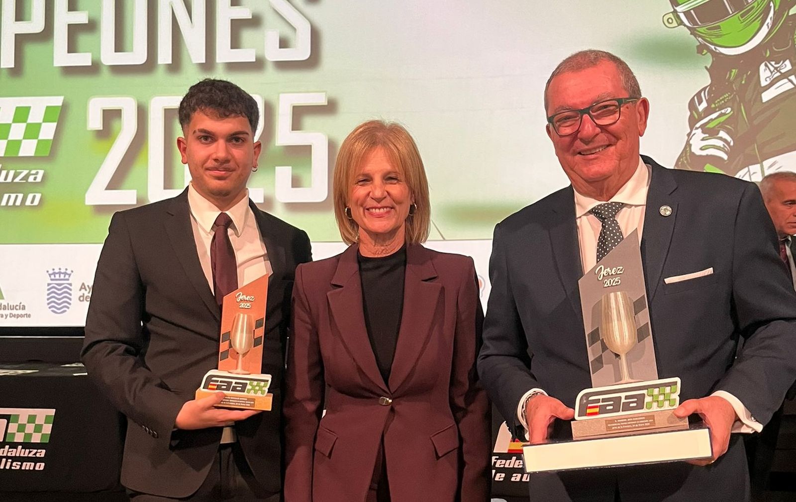 Los jerezanos Hugo González y Amador Jaén, premiados en la Gala, junto a la alcaldesa.