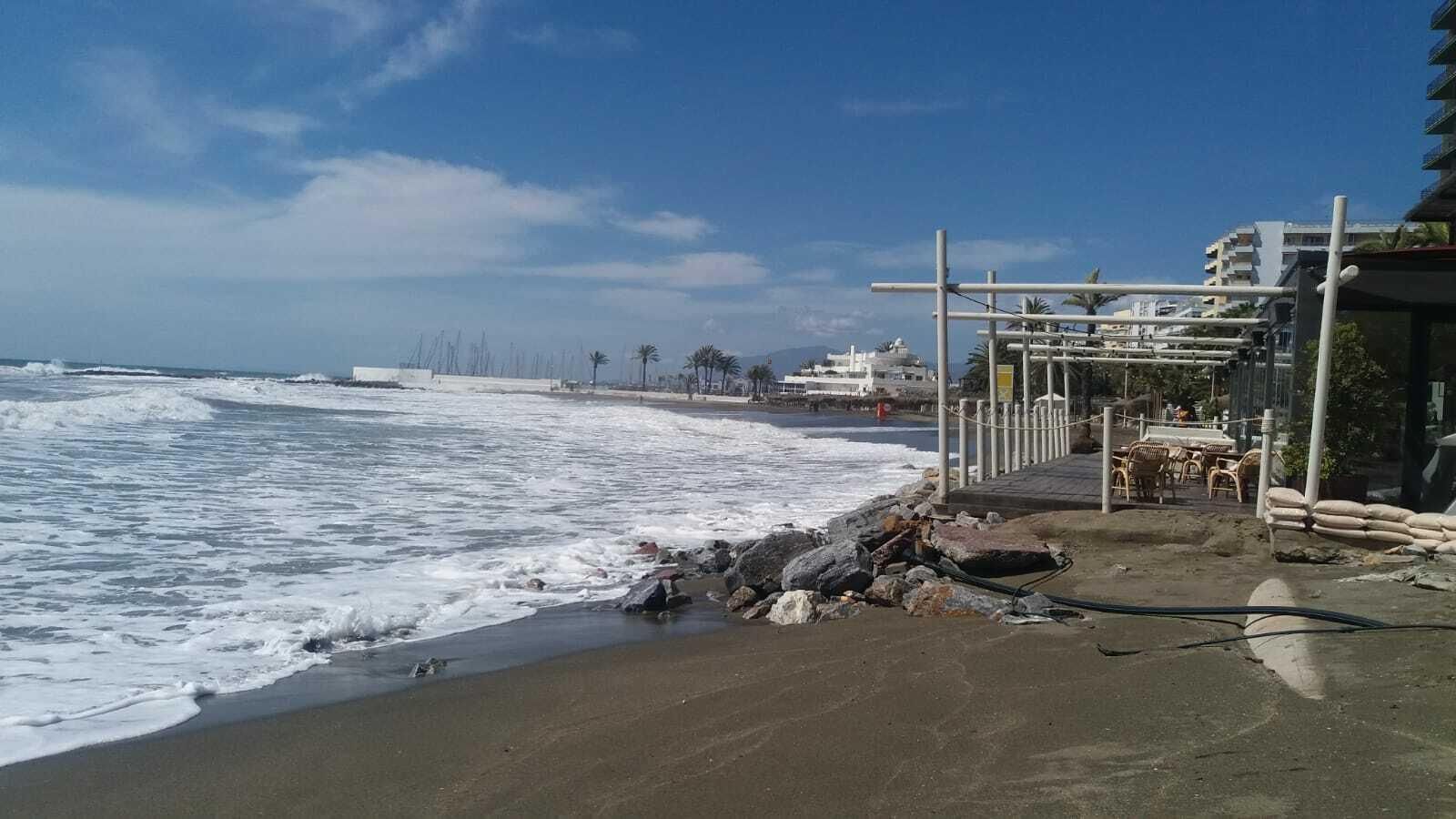 Daños del temporal de olas en una playa de Marbella.