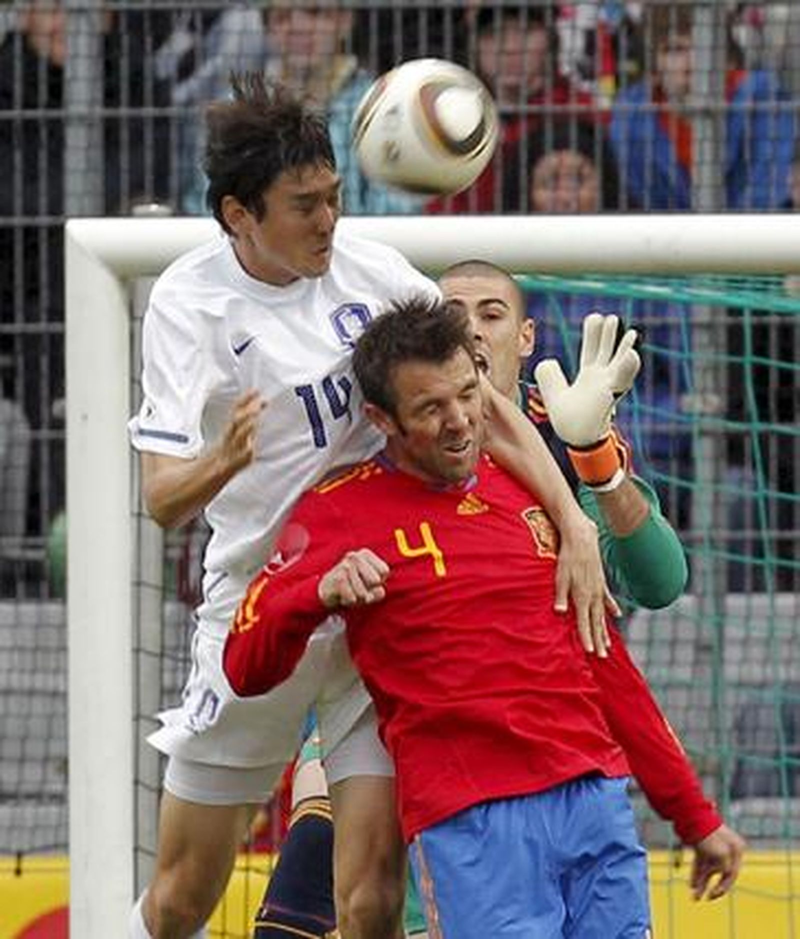 España sufre para superar a Corea en su penúltimo amistoso antes de viajar a Sudáfrica. / EFE