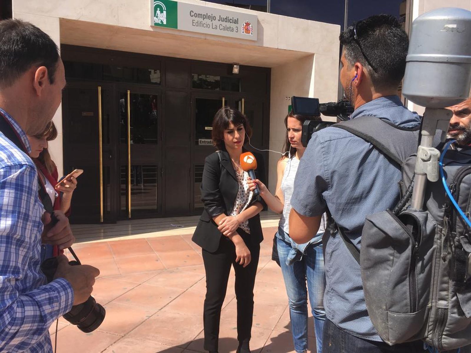 Juana Rivas habla con la prensa en la entrada de los juzgados.