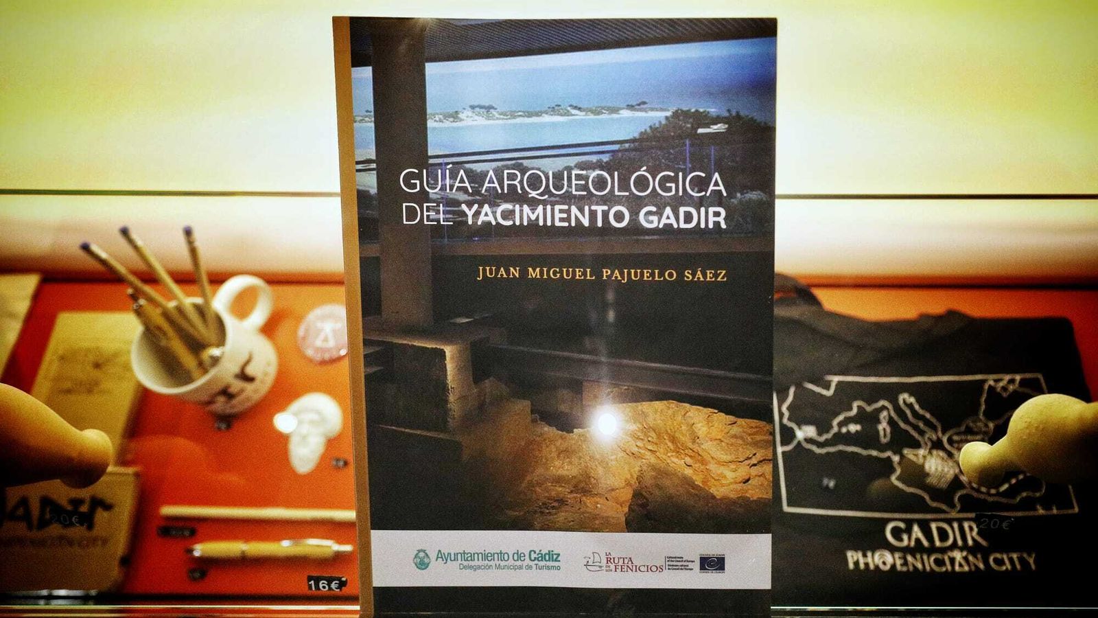 La ‘Guía Arqueológica del Yacimiento Gadir’ escrita por Juan Miguel Pajuelo.