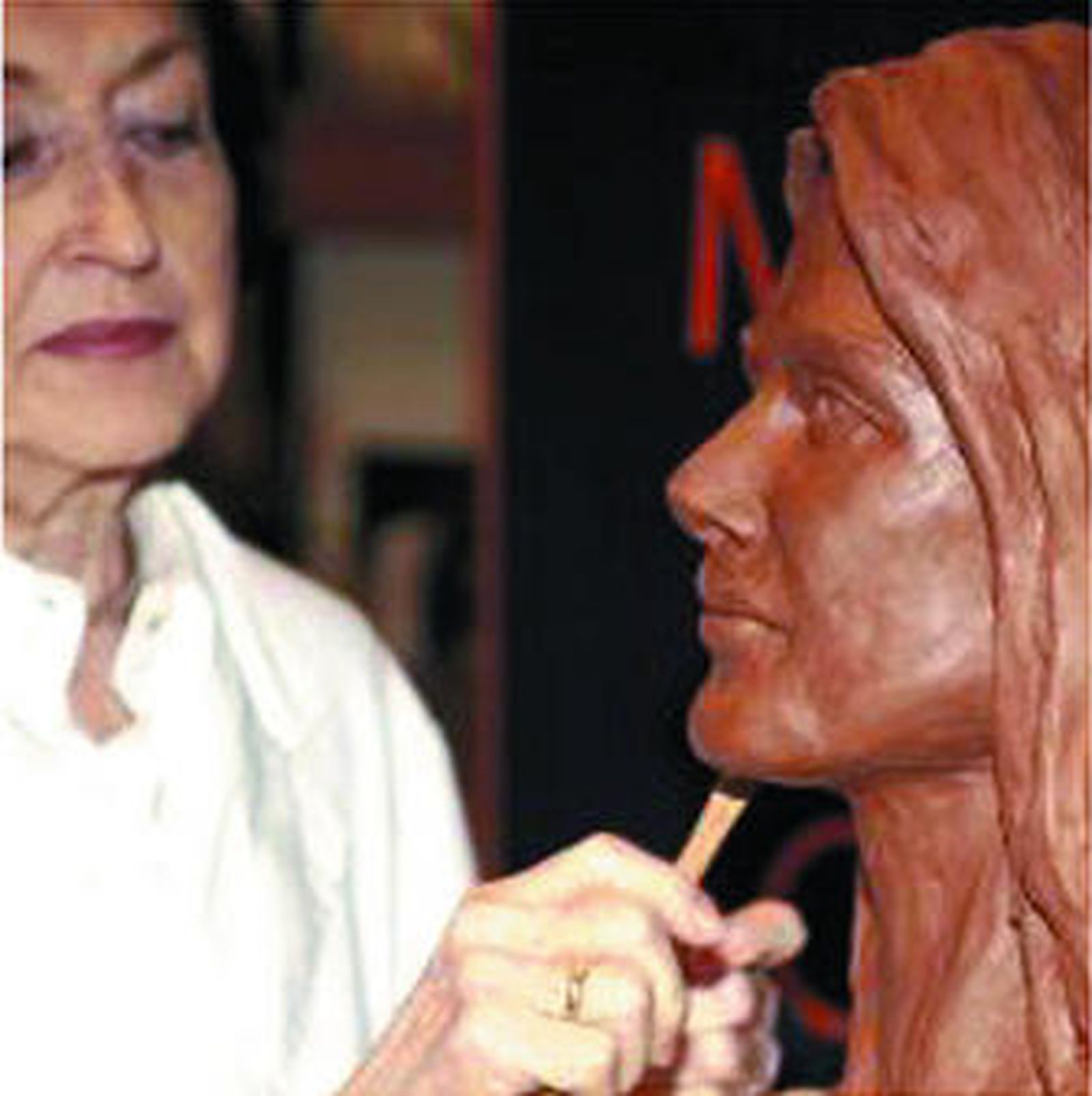 La figura de cera de Doña Letizia también es 'operada'