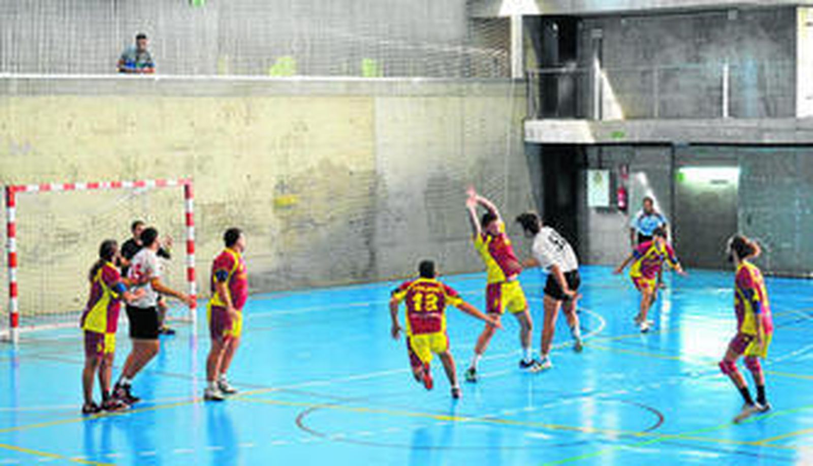 Los jugadores rojillos del San Fernando plantaron cara a un equipo de categoría superior como el Gades.