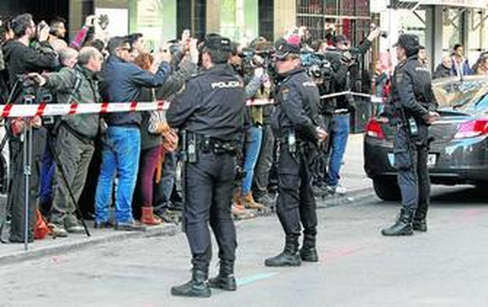 La expectación mediática fue descomunal durante el día, especialmente a las puertas de la casa del alcalde.