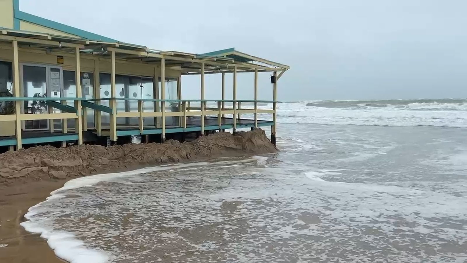 El chiringuito El Potito en Cádiz es alcanzado por las mareas altas durante la borrasca Leonardo