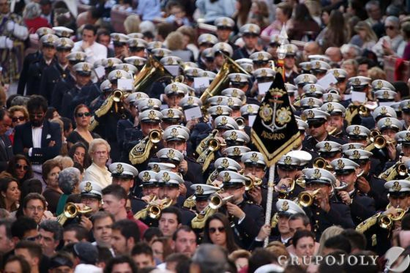 Los músicos de la Banda del Rosario en un momento de su acompañamiento al misterio de El Transporte.

Foto: Manuel Aranda