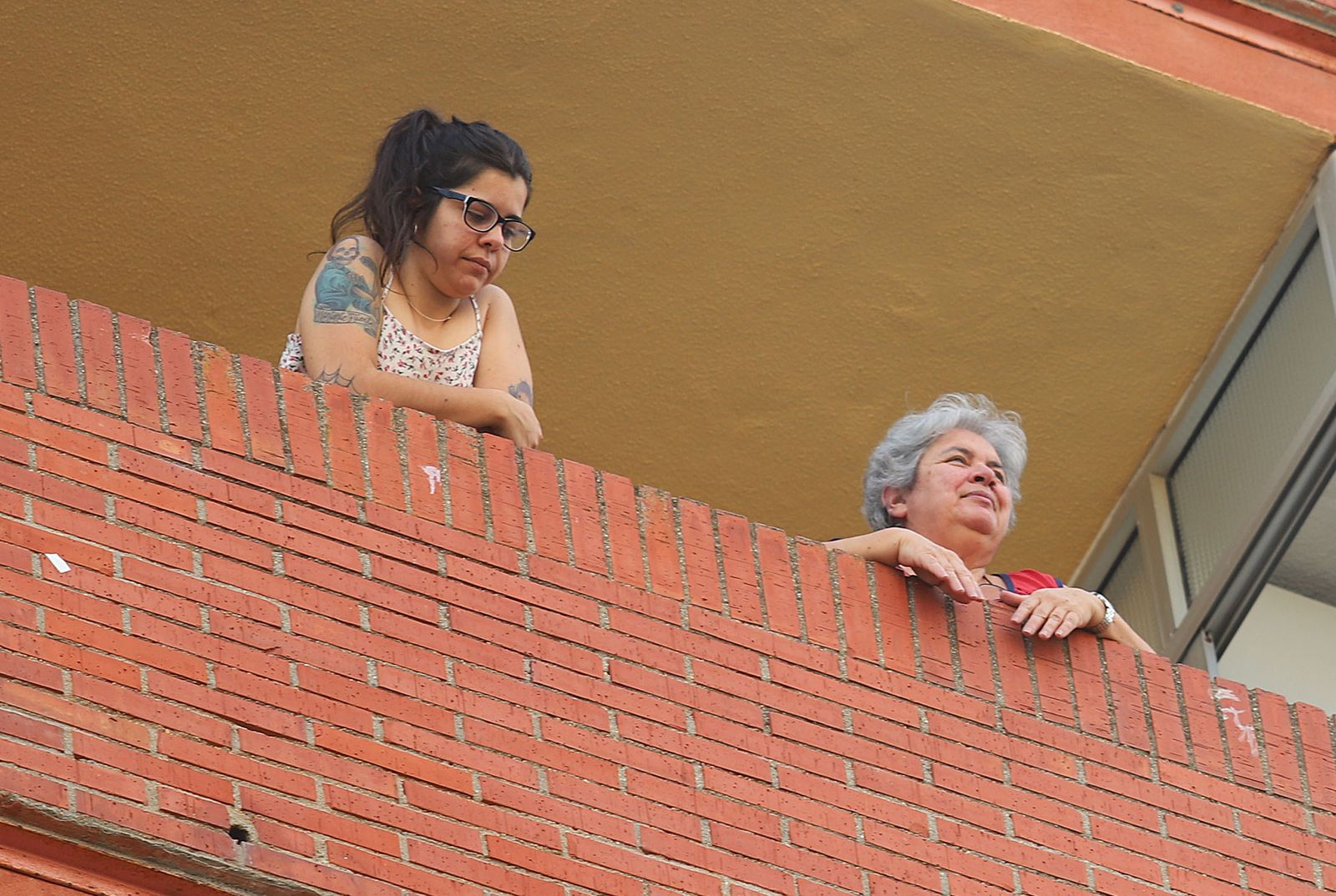 Imágenes del homenaje a los sanitarios de los vecinos de los Rosales