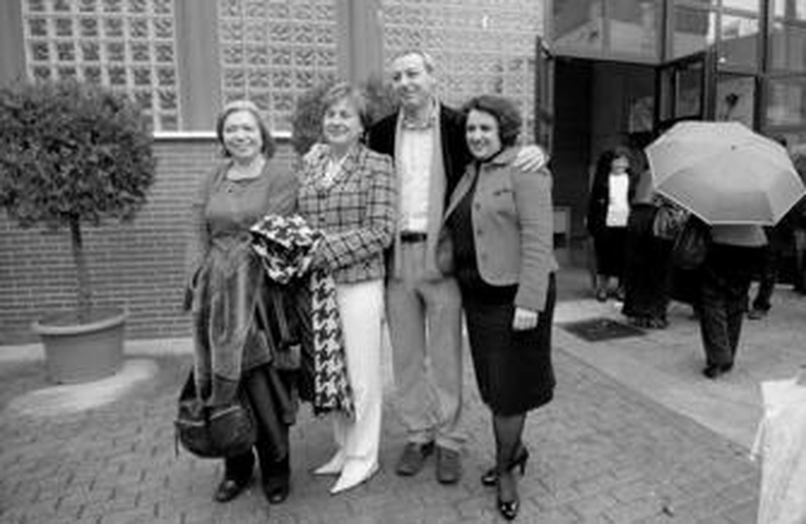 Francisco Álvarez de la Chica con Teresa Jiménez, Cándida Martínez y María Escudero, las mujeres que encabezan las listas del PSOE.