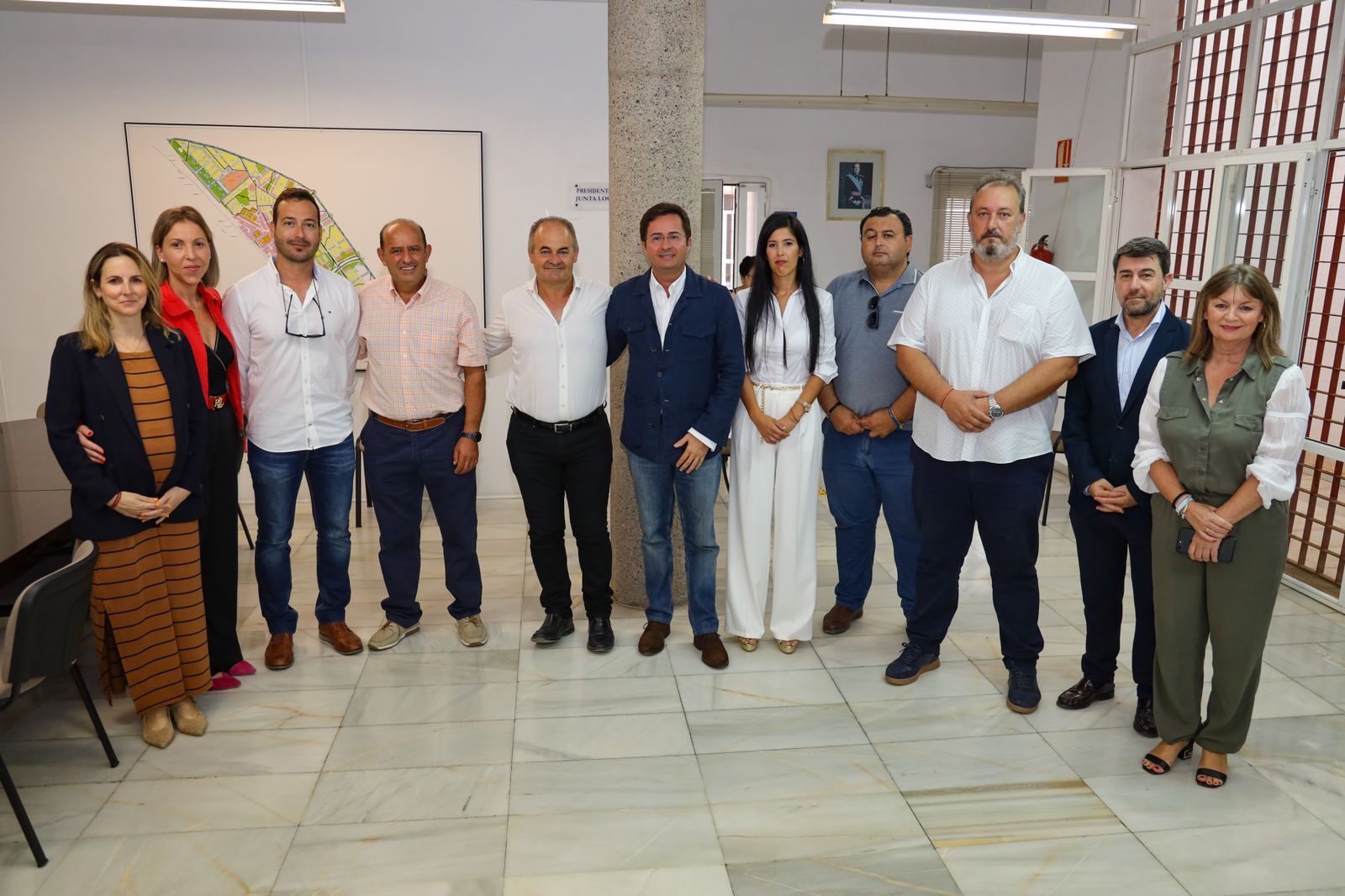 El alcalde, junto al presidente saliente y su sustituta.