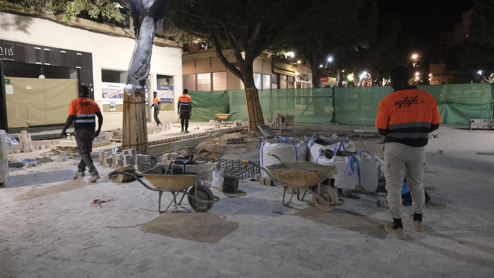 Cuadrilla de trabajadores en las obras del Paseo de Almería en el turno de tarde-noche