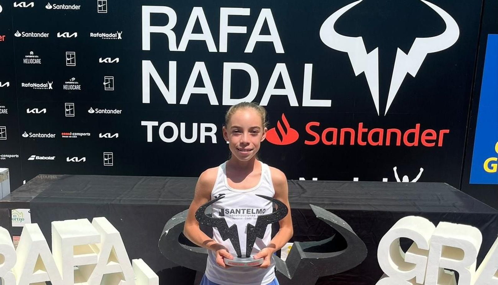 Paula Cuevas posa con el trofeo obtenido en tierras canarias.