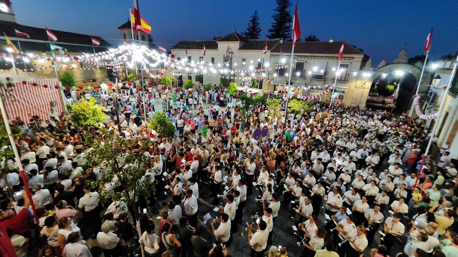 El cortejo discurriendo por el entorno de la Plaza de Castilleja